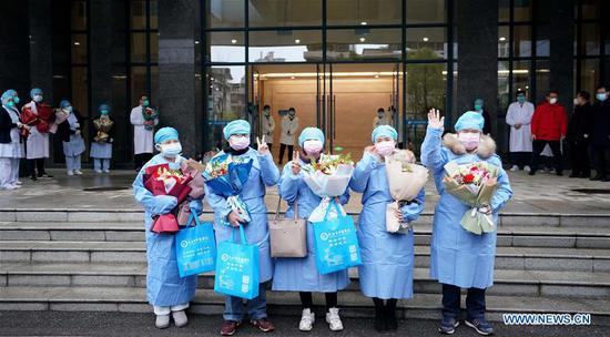 Cured novel coronavirus pneumonia patients are discharged from a hospital in Wuhan, central China's Hubei Province, Feb. 6, 2020. A total of 23 novel coronavirus pneumonia patients were cured and discharged from hospital on Thursday after integrated treatment with traditional Chinese medicine (TCM) and Western medicine. (Xinhua/Wang Yuguo)