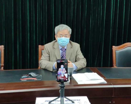 Nong Kezhong, president of Xiangsihu College of Guangxi University for Nationalities is holding a webcast amid the novel coronavirus outbreak.(Photo provided by Xiangsihu College)
