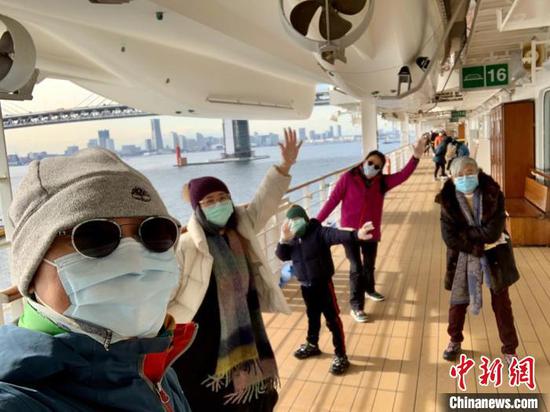 Passengers on Diamond Princess cruise ship wave their hands. The ship has been kept in quarantine off the port of Yokohama after a passenger on board from Hong Kong was found to be infected with the pneumonia-causing virus. (Photo provided to China News Service)