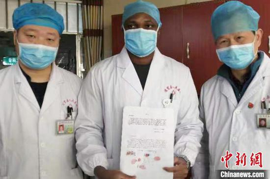 A student (C) from Benin, western Africa, chooses to stay in Wuha, Hubei Province to fight the novel coronavirus outbreak. (Photo/China News Service)