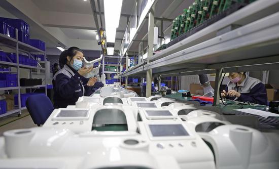 Workers produce non-invasive ventilators at a medical technology company in Shenyang, northeast China's Liaoning Province, Jan. 31, 2020. (Xinhua/Yang Qing)