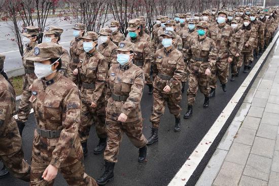 Members of a military medical team head for Wuhan Jinyintan Hospital in Wuhan, central China's Hubei Province, on Jan. 26, 2020. (Xinhua/Cheng Min)