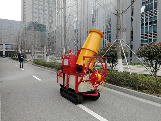 Photo shows an operator illustrating how a newly-developed air-blast machine could be used to reduce the transmission of the novel coronavirus in Suzhou City, east China's Jiangsu Province, Feb.10, 2020. (Xinhua/Ding Shan)
