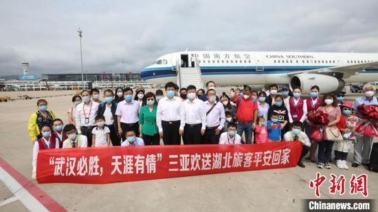 Southern Airlines brings 112 passengers from Sanya back to Wuhan, Hubei Province, Feb. 13, 2020. (Photo/China News Service)