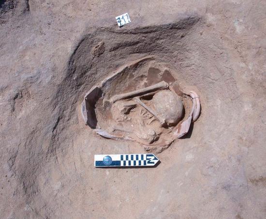 This undated photos shows a discovered pottery coffin in Daqahilia province, Egypt. (Egyptian Ministry of Tourism and Antiquities/Handout via Xinhua)