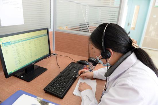 A psychologist answers a call from a citizen in Hefei, east China's Anhui Province, Jan. 31, 2020. (Xinhua/Huang Bohan)