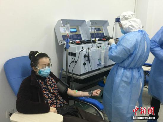 A recovered coronavirus patient donates blood at a Wuhan hospital, Feb. 14, 2020. (Photo/China News Service)