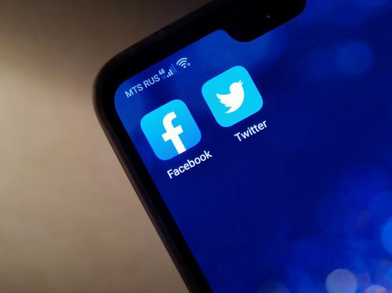 The Facebook and Twitter app icons are seen on a smartphone in Moscow, Russia, Feb. 13, 2020. (Xinhua/Yuan Xinfang)