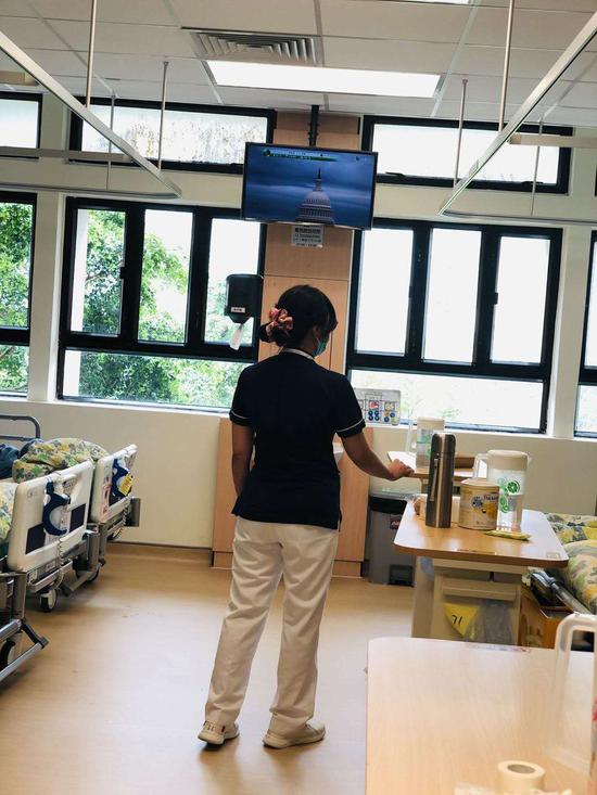 Photo taken by a Trish's colleague on Feb. 14, 2020 shows she is working in the ward of a hospital in Hong Kong, South China. (Photo/Xinhua)