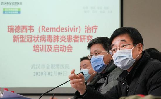 Wang Chen (1st R), vice president of the Chinese Academy of Engineering and president of the Chinese Academy of Medical Sciences (CAMS), speaks at a conference in Wuhan, central China's Hubei Province, Feb. 5, 2020. (Xinhua/Cheng Min)