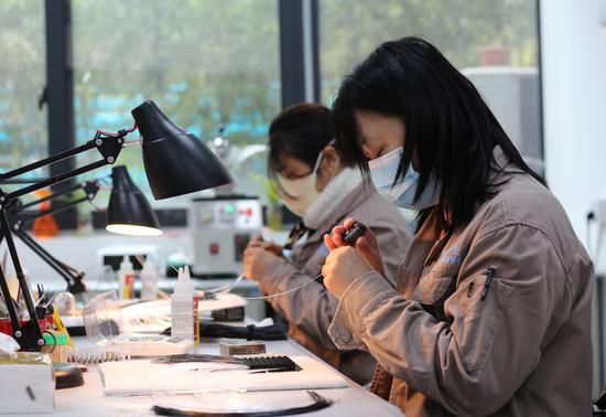 Employees work at the Molarray Biotechnology Co. at Suzhou Industrial Park in Suzhou, east China's Jiangsu Province, Feb. 7, 2020. (Xinhua)
