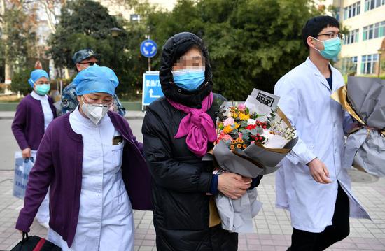 A cured COVID-19 patient (C) is discharged from the hospital in Xi'an, northwest China's Shaanxi Province, Feb. 15, 2020. The patient was the first cured patient who was once in critical condition in Shaanxi Province. (Xinhua/Liu Xiao)
