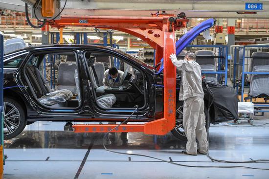 Workers assemble Audi A6 L cars at a workshop of FAW-Volkswagen Automobile Co., Ltd. in Changchun, northeast China's Jilin Province, Feb. 17, 2020. (Xinhua/Zhang Nan)