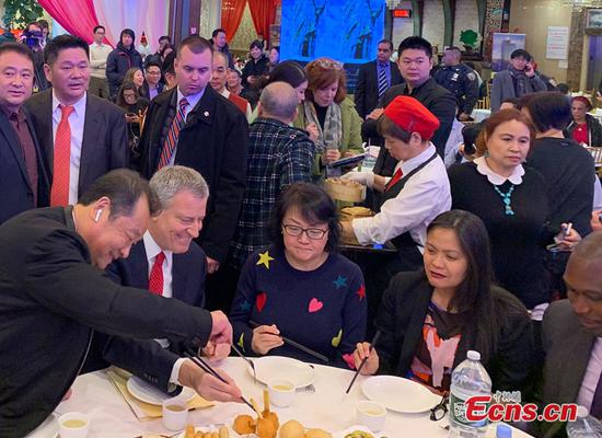 New York City Mayor Bill de Blasio visits a Chinese restaurant in Flushing, New York, Feb. 13, 2020. (Photo: China News Service / Wang Fan)