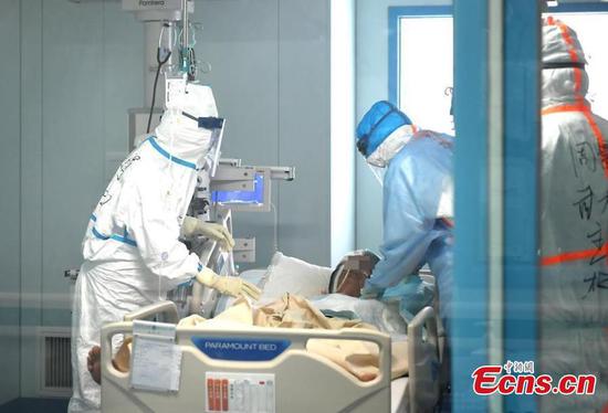 73-year-old epidemiologist Li Lanjuan treats patients in ICU wards