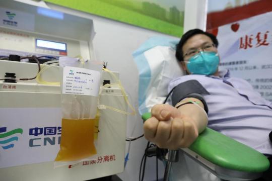 Zhang Zhengle, who has recovered from novel coronavirus infection, donates plasma at Hubei General Hospital in Central China's Hubei province, on Feb 16, 2020. (Photo: China Daily/Zhu Xingxin)