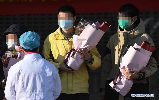Recovered coronavirus patients prepare to leave the Tangshan campus of the Second Hospital of Nanjing in Nanjing, east China's Jiangsu Province, Feb. 20, 2020. Nine patients, including a baby less than one year old, were discharged from the Tangshan campus of the Second Hospital of Nanjing on Thursday after they recovered from novel coronavirus infections. (Xinhua/Ji Chunpeng)