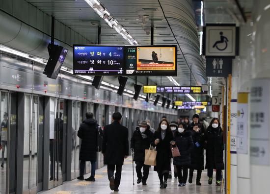 Passengers wear face masks in a metro station in Seoul, south Korea, as more cases of COVID-19 cases are reported in the country on Feb. 21, 2020. (Xinhua/Wang Jingqiang)