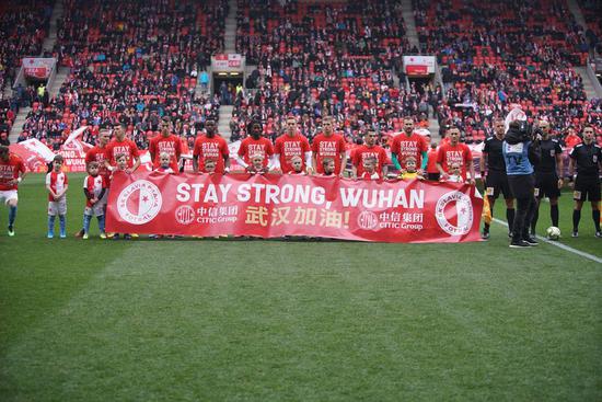The players of SK Slavia Praha wearing jerseys with the message "Stay Strong Wuhan" in English and Mandarin pose prior to their Czech Liga match against SFC Opava in Prague, the Czech Republic, Feb. 22, 2020. (Xinhua/Martin Mach)