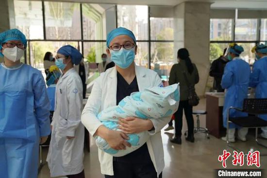 17-day-old Xiao Tangyuan is discharged from hospital after diagnozed free of coronavirus infection, Feb. 24, 2020. (Photo/China News Service)