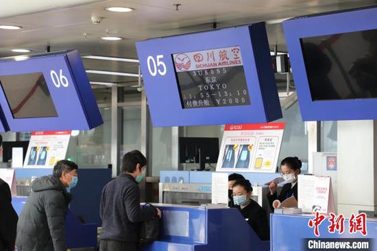 Passengers check in before taking aboard the flight from Chengdu to Tokyo.  (Photo provided to China News Service)