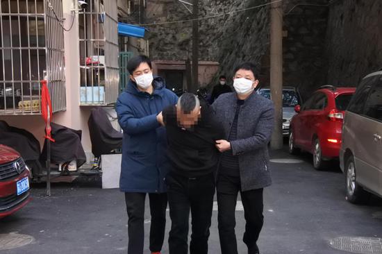 Police officers arrest the suspect surnamed Ma in Nanjing, east China's Jiangsu Province, Feb. 23, 2020. (Photo provided to Xinhua)