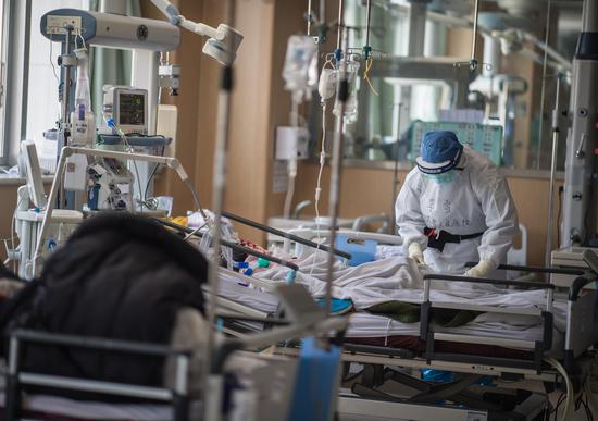 A medical staff member from Jiangsu Province works at an ICU ward of the First Hospital of Wuhan City in Wuhan, central China's Hubei Province, Feb. 22, 2020. (Xinhua/Xiao Yijiu)