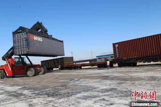 A container is lifted onto the Daqing - Zeebrugge freight train at the Wolitun Station, Heilongjiang Province. (Photo provided to China News Service)