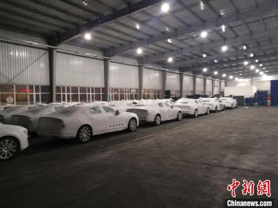 Cars are parked in a container which is to be lifted onto the Daqing - Zeebrugge freight train at the Wolitun Station, Heilongjiang Province. (Photo provided to China News Service)