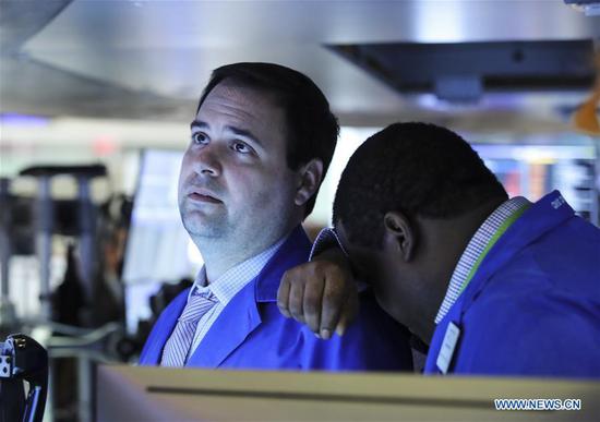 Traders work at New York Stock Exchange in New York, the United States, Feb. 27, 2020. U.S. stocks closed sharply lower on Thursday as investors fled the stocks market and flocked into safe-haven assets. The Dow Jones Industrial Average fell 1,190.95 points, or 4.42 percent, to 25,766.64. The S&P 500 was down 137.63 points, or 4.42 percent, to 2,978.76. The Nasdaq Composite Index was down 414.29 points, or 4.61 percent, to 8,566.48. (Xinhua/Wang Ying)