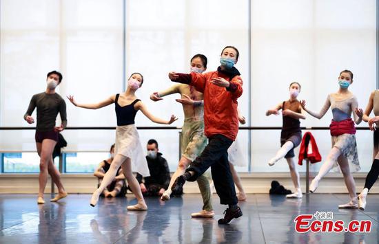 Shanghai ballet dancers train with masks on 