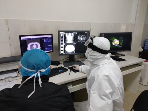 An engineer (right) from the medical AI startup Deepwise Healthcare trains doctors on how to use its AI imaging system, at Wuhan Ninth Hospital, a designated hospital for COVID-19 in Wuhan, Hubei province. (Photo provided to China Daily)