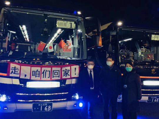 Liu Danhong (right), a Chinese expat in Japan, together with Zhan Kongchao (left), consul general of the Chinese embassy, and Sonny Au Chi-kwong, undersecretary for security of Hong Kong, help Chinese passengers onboard the Diamond Princess cruise ship go home. (Provided to China Daily)