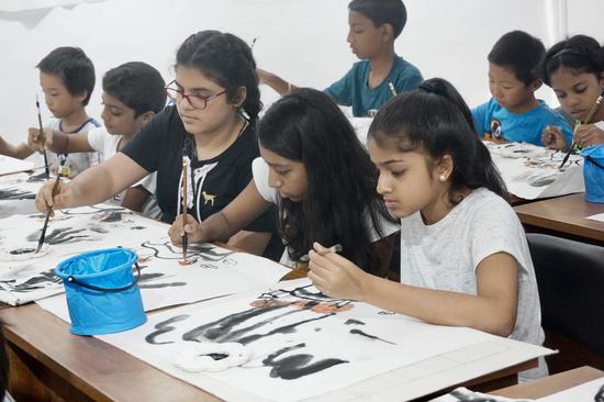 Children learn traditional Chinese painting during a training class held at the China Cultural Center in Colombo, Sri Lanka, July 16, 2018. (Xinhua/Tang Lu)