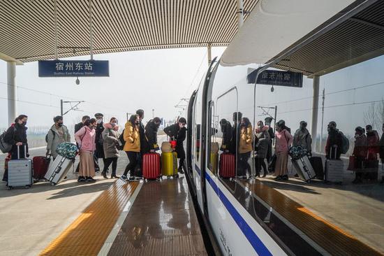 Migrant workers from Anhui Province board a special train to Kunshan of east China's Jiangsu Province to resume work, in Suzhou City, east China's Anhui Province, Feb. 20, 2020. (Xinhua/Li Bo)
