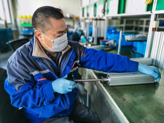 A worker works at a production line of Suzhou Tongjin Precision Industry Joint-stock Co., Ltd. in Suzhou, east China's Jiangsu Province, March 6, 2020. (Xinhua)