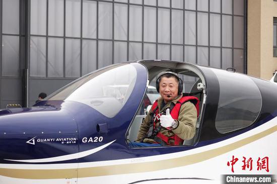 Hou Min is ready to pilot China's independently developed private GA20 aircraft in Zhejiang Province, March 12, 2020. (Photo provided to China News Service)