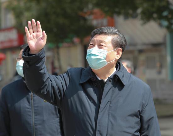 Chinese President Xi Jinping waves to residents who are quarantined at home and sends regards to them at a community in Wuhan, central China's Hubei Province, March 10, 2020. (Xinhua/Pang Xinglei)
