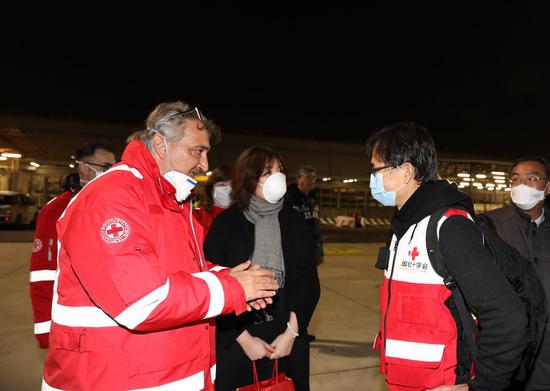 Francesco Rocca (L, Front), National President of the Italian Red Cross Association, welcomes a Chinese aid team at Fiumicino Airport in Rome, Italy, on Match 12, 2020.(Xinhua/Cheng Tingting)