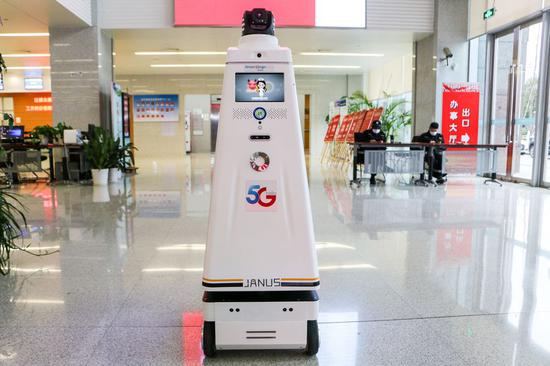 A smart mobile robot, with functions like facial recognition and temperature screening, patrols at an administrative service center in Suzhou, east China's Jiangsu Province, Feb. 21, 2020. (Xinhua)