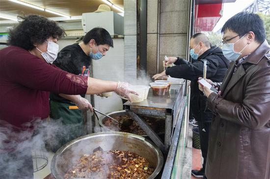 Beef noodles restaurants resume take-away business in Xiangyang, Hubei Province