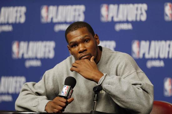Kevin Durant answering questions in the press conference after Western Conference semi final Game 3 against Huston Rockets on May 4th, 2019 (Xinhua/Song Qiong)