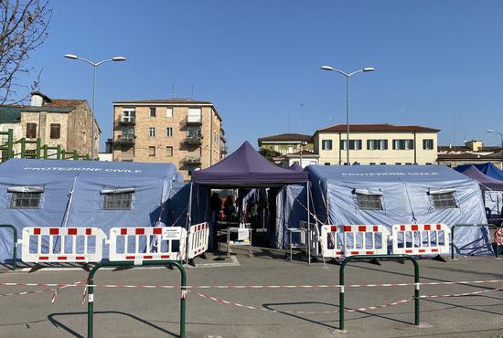 Photo taken on March 18, 2020 shows pre-triage tents set up outside a hospital in Padova, Italy.(Photo by Ji Jin/Xinhua)