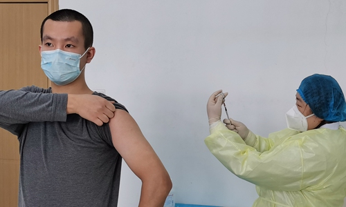 Zhu Aobing takes his vaccine injection on March 19 in Wuhan. (Photo/Courtesy of Zhu Aobing)

