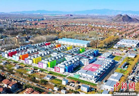 Xiaotangshan Hospital in Beijing has been painted with bright colors. (Photo provided to China News Service)