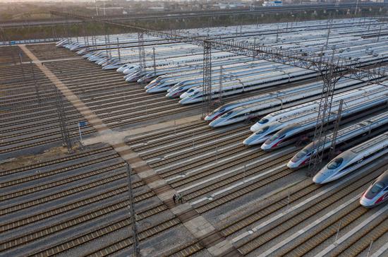 High-speed trains remain in their tracks at the Wuhan Railway Station on Feb 23. (Photo by Yuan Zheng/For China Daily)