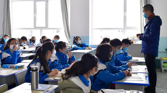 A teacher introduces the knowledge of epidemic prevention and control at Haidong No. 2 High School in Haidong City, northwest China's Qinghai Province, March 9, 2020. /Xinhua