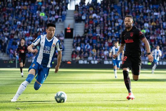 RCD Espanyol's Wu Lei (L) dribbles during a Spanish league match between RCD Espanyol and Athletico Madrid in Barcelona, Spain on March 1, 2020. (Photo by Joan Gosa/Xinhua)