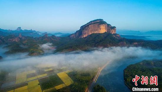 The Danxia Mountain scenic area in Guangdong Province. (Photo provided to China News Service)