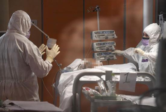 Medical personnel work in the ICU of Istituto Clinico Casalpalocco, in Rome, Italy, March 25, 2020. (Photo by Alberto Lingria/Xinhua)